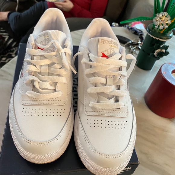 New size 8 1/2 Reebok Classics with box - Picture 2 of 6